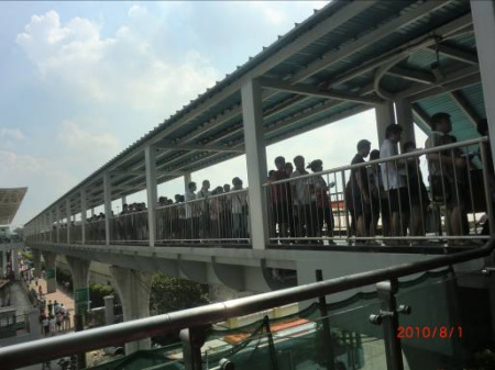  地铁通道排起长龙